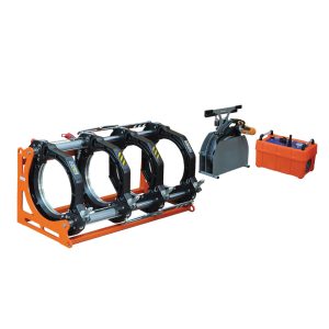 La machine de soudage bout à bout manuelle BASIC RITMO pour tubes et raccords en polyéthylène (PE), polypropylène (PP) et autres matériaux thermoplastiques. Idéales pour les réseaux de transport d'eau et de fluides sous pression, ces machines sont équipées d'un corps solide avec mâchoires à serrage rapide, d'une centrale facile à contrôler, d'une plaque chauffante précise avec thermorégulateur électronique "Digital Dragon" et d'un rabot. Vous pouvez souder facilement les tuyaux et raccords tels que les coudes, les tés, les croix, les Y et les collets pour brides en ajustant simplement la barrette d'entraînement des mâchoires.